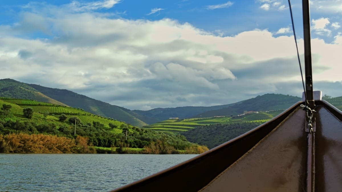 Cruzeiro pelo Rio Douro partindo de Pinhão no coração do Vale do Douro durante um tour guiado de vinhos com a Cooltour Oporto
