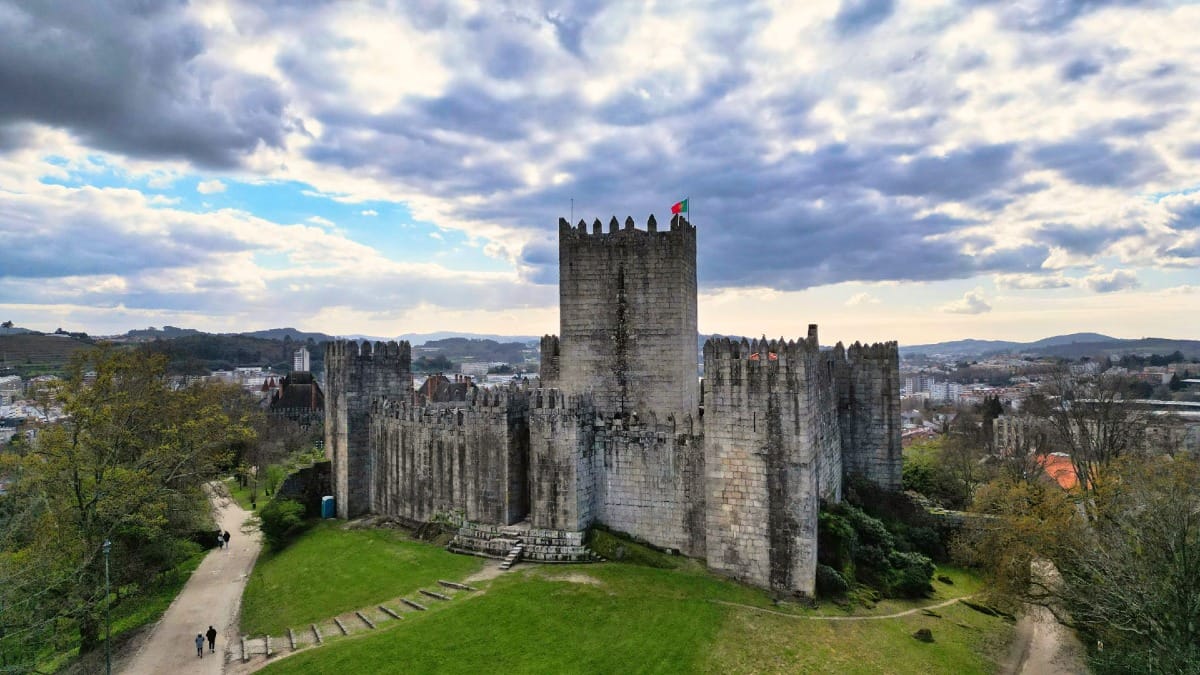 Visita ao Castelo de Guimarães, berço de Portugal, durante uma visita guiada a partir do Porto com a Cooltour Oporto
