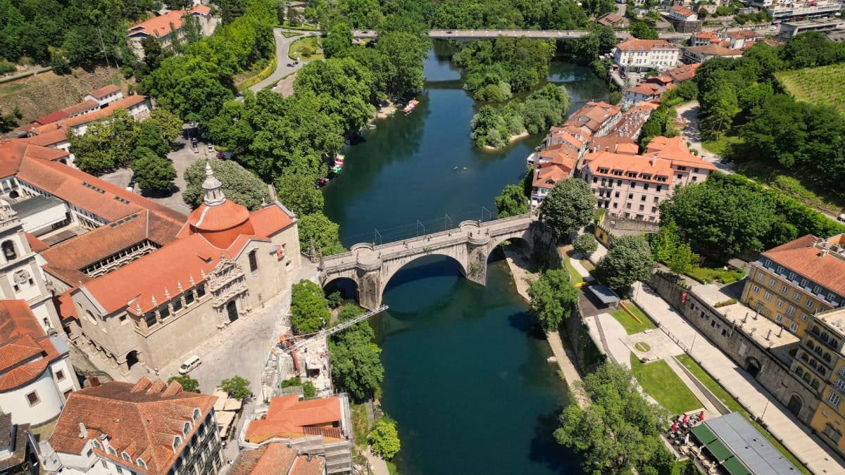 Vista áerea da cidade de Amarante, Rio Tamega e Parque Fluvial | Cooltour Oporto