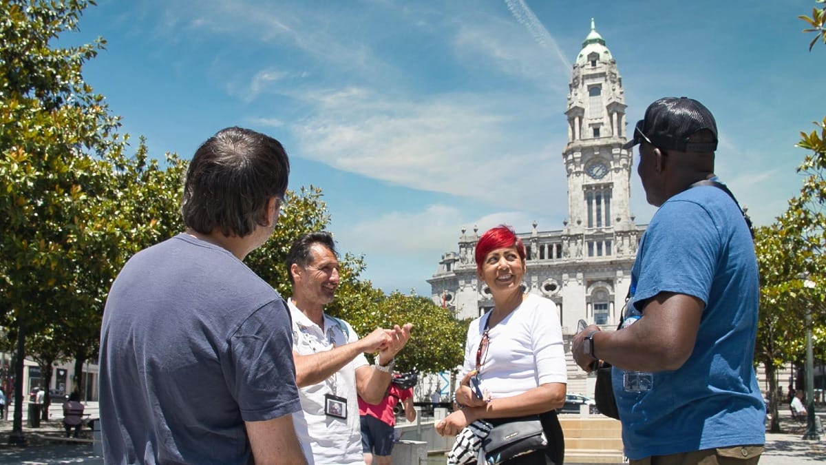 Grupo de convidados com guia da Cooltour Oporto em frente à Câmara Municipal do Porto, combinando gastronomia e cultura