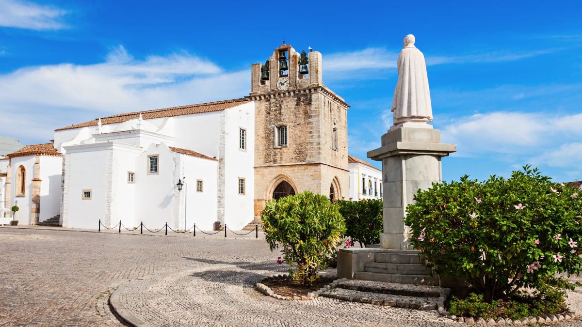 Catedral de Faro y la plaza Largo da Sé en un día soleado en el centro histórico