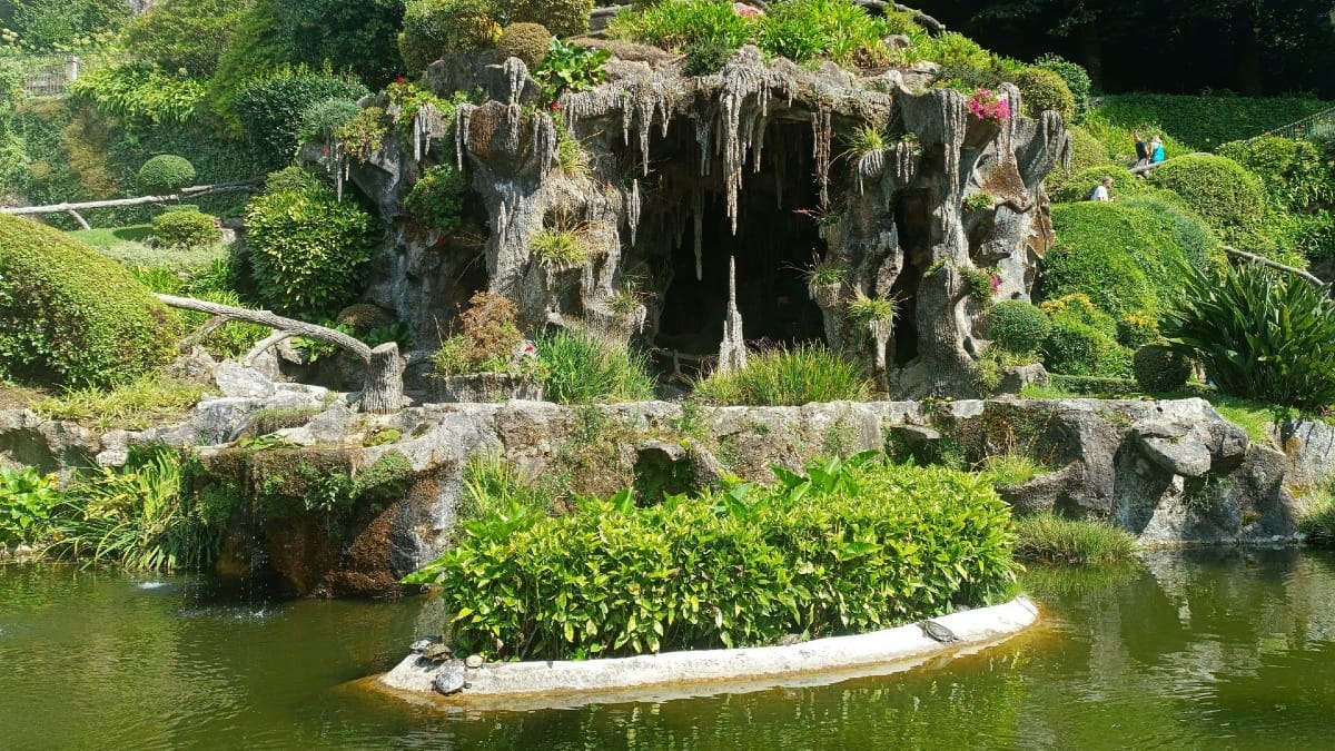 Lac et magnifiques jardins autour du Sanctuaire du Bom Jesus à Braga, visités lors d'un tour de Braga et Guimarães depuis Porto avec Cooltour Oporto