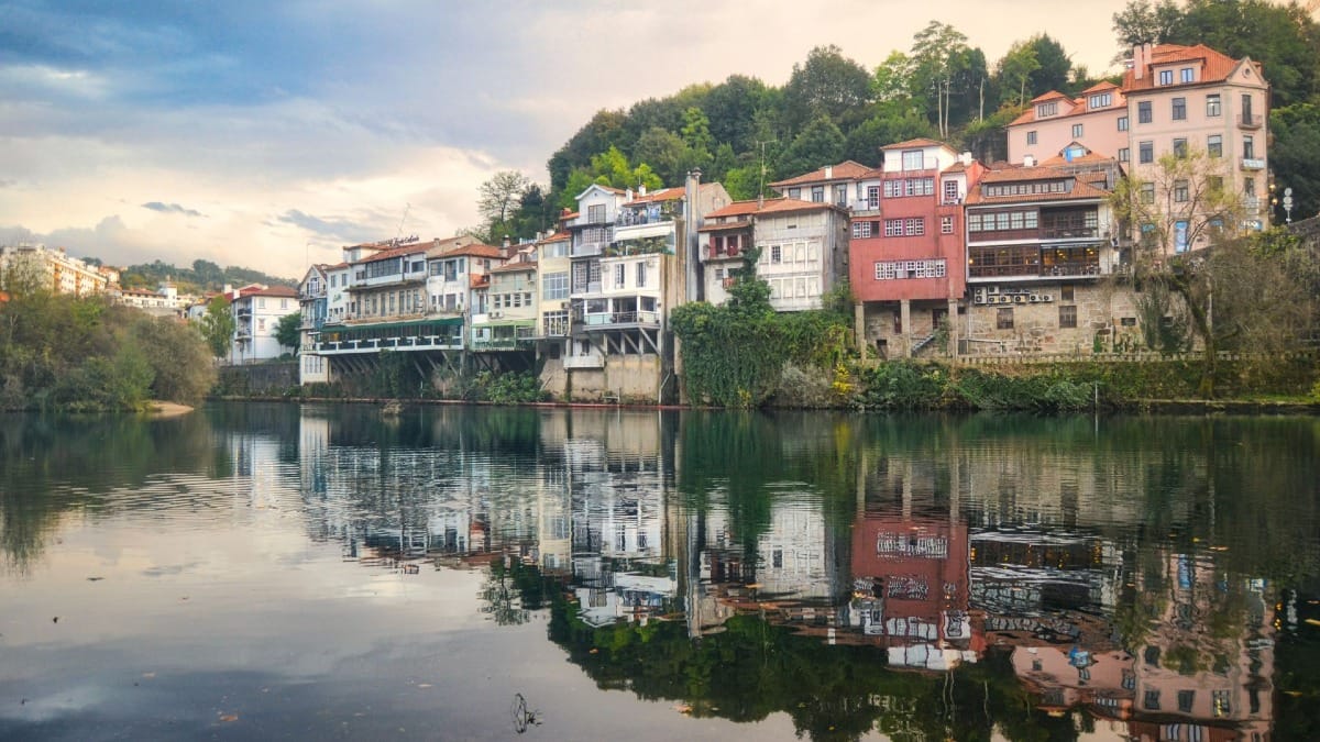 Vista de Edificios à beira rio na cidade de Amarante | Cooltour Oporto