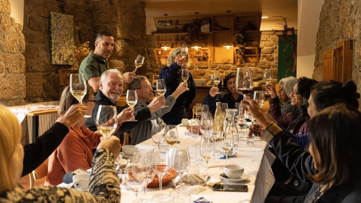Visiteurs dégustant du Vinho Verde | Cooltour Oporto