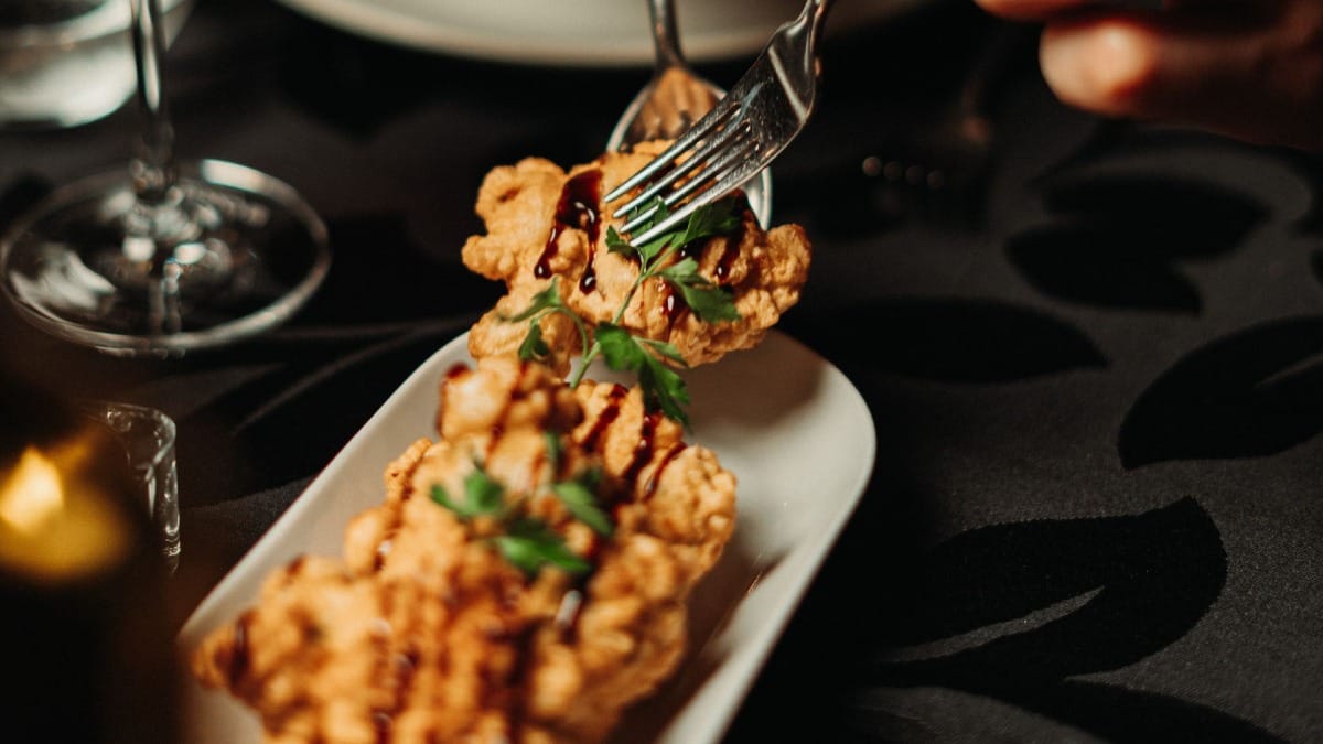Entrantes de bacalao servidos durante una cena-espectáculo de Fado en Oporto
