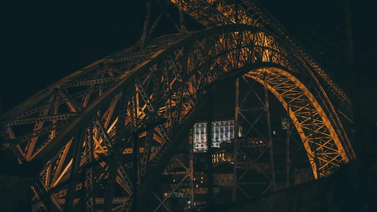 Vista noturna da Ponte Luís I a partir de Gaia com vista para a Ribeira durante o Jantar de Fado e Tour Noturno no Porto com a Cooltour Oporto