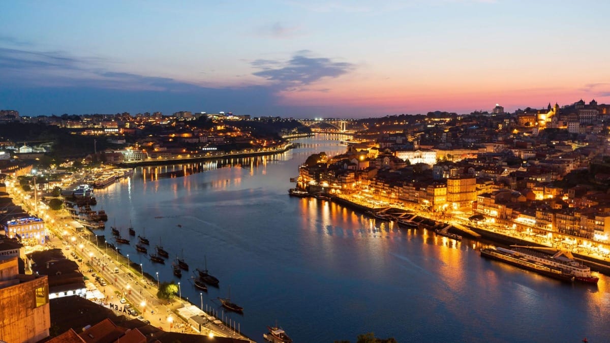 Ambiente sereno ao pôr do sol sobre o Rio Douro durante o Jantar de Fado e Tour Noturno no Porto com a Cooltour Oporto