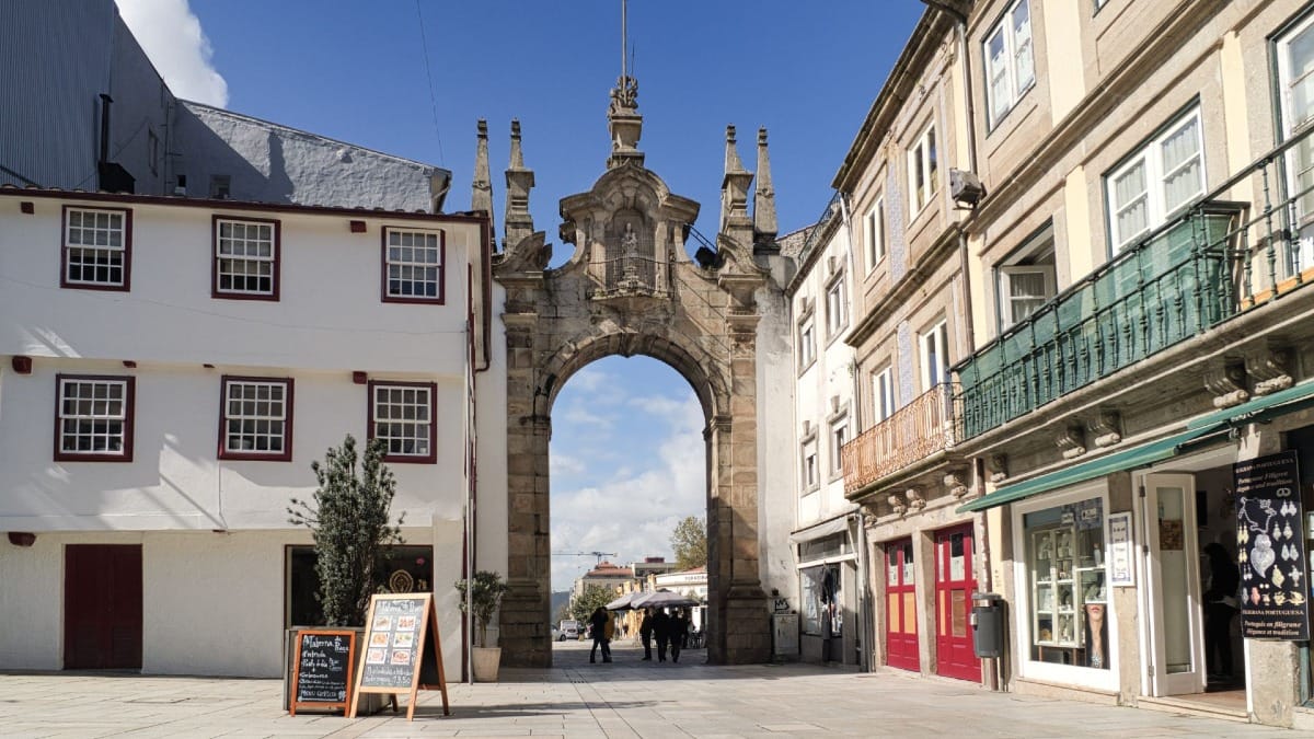 Arco da Porta Nova, la entrada histórica al casco antiguo de Braga, visitado durante un tour de Braga y Guimarães desde Oporto con Cooltour Oporto