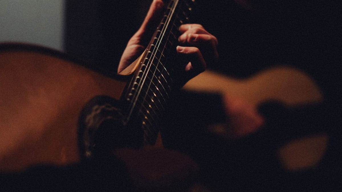 Guitarra Portuguesa provocando Saudade e melancolia através da música e Fado ao Vivo no Porto