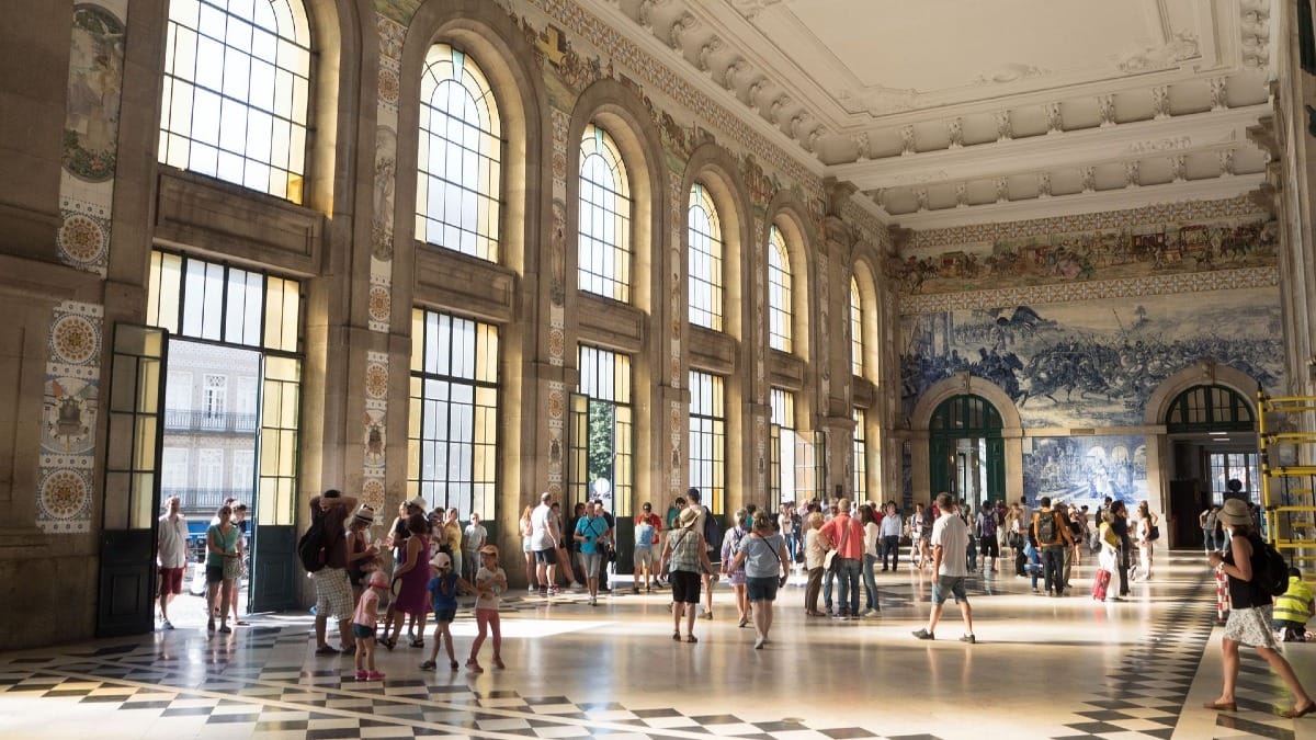 Groupe visitant la gare historique de São Bento à Porto, point fort architectural du Food Tour de Cooltour Oporto