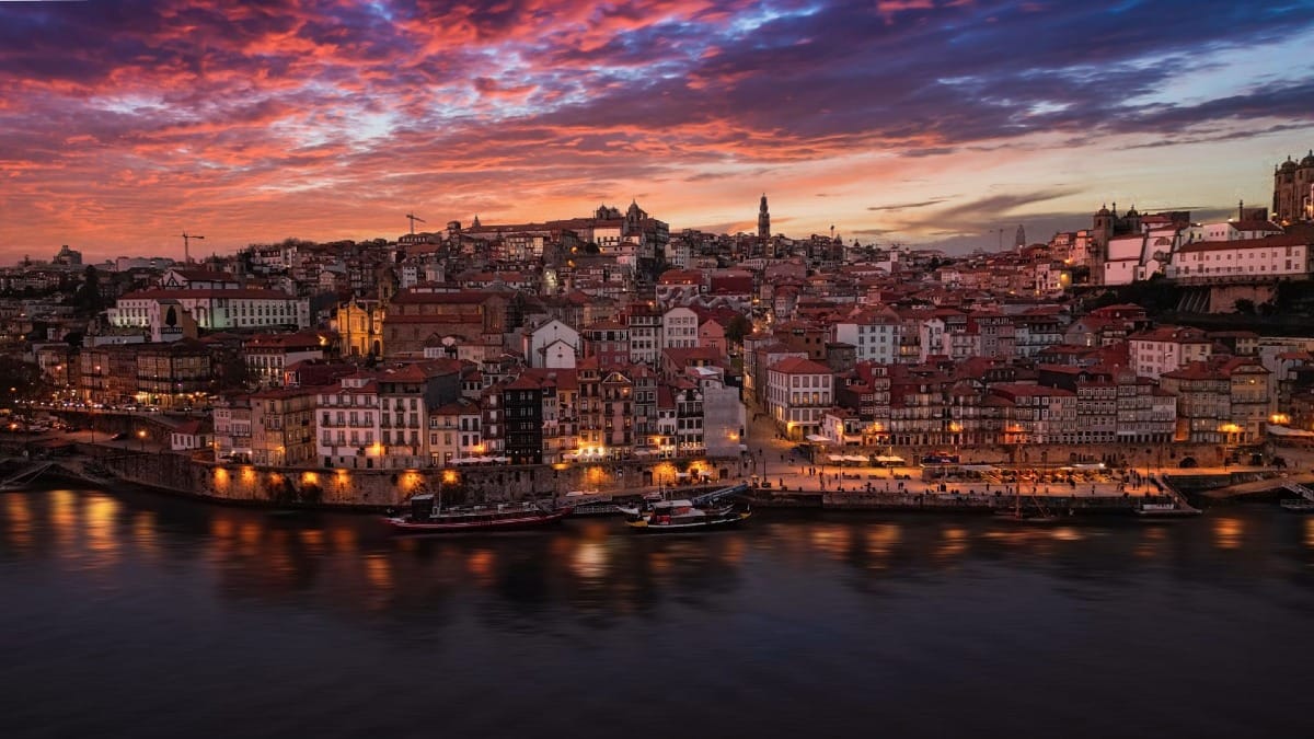 Vue imprenable du coucher du soleil depuis Gaia sur le Douro et Porto lors de l'Excursion Nocturne avec Cooltour Oporto