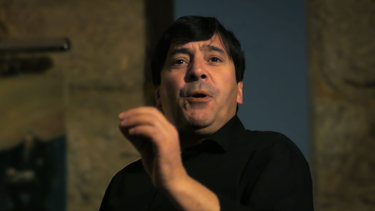 Chanteur de Fado se produisant en direct lors du Dîner de Fado & Excursion Nocturne à Porto avant et après l'Excursion Nocturne avec Cooltour Oporto