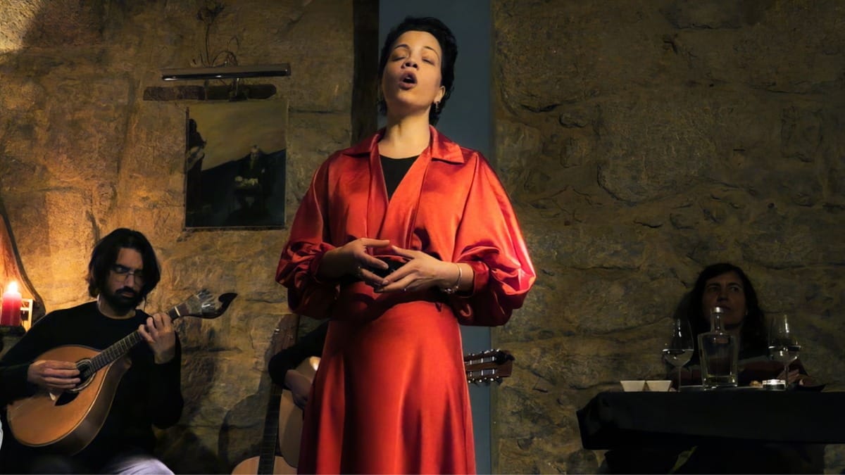 Chanteuse se produisant en direct pendant le Dîner de Fado & Excursion Nocturne à Porto avec Cooltour Oporto