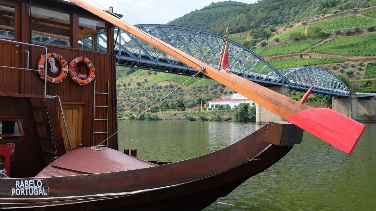 Bateau Rabelo traditionnel prêt pour une croisière sur le fleuve Douro dans le village de Pinhão lors d'une visite guidée dans la Vallée du Douro avec Cooltour Oporto