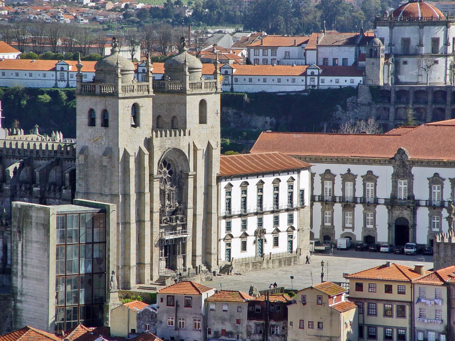 La Sé do Porto, monumento clave de Portugal, fue construida entre los siglos XII y XIII en estilo románico, evolucionando posteriormente con influencias góticas y barrocas.