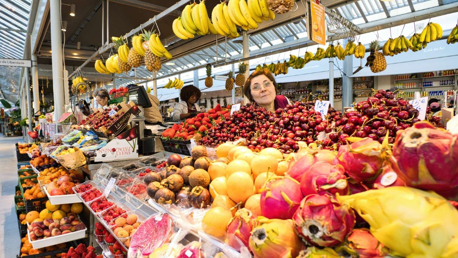 Un vendeur de fruits proposant des produits frais au Mercado do Bolhão, le marché alimentaire historique de Porto