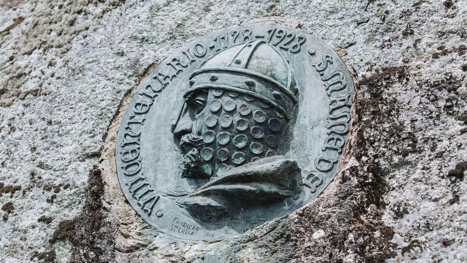 Metal relief of D. Afonso Henriques in Guimarães referencing 1128 and the Battle of São Mamede