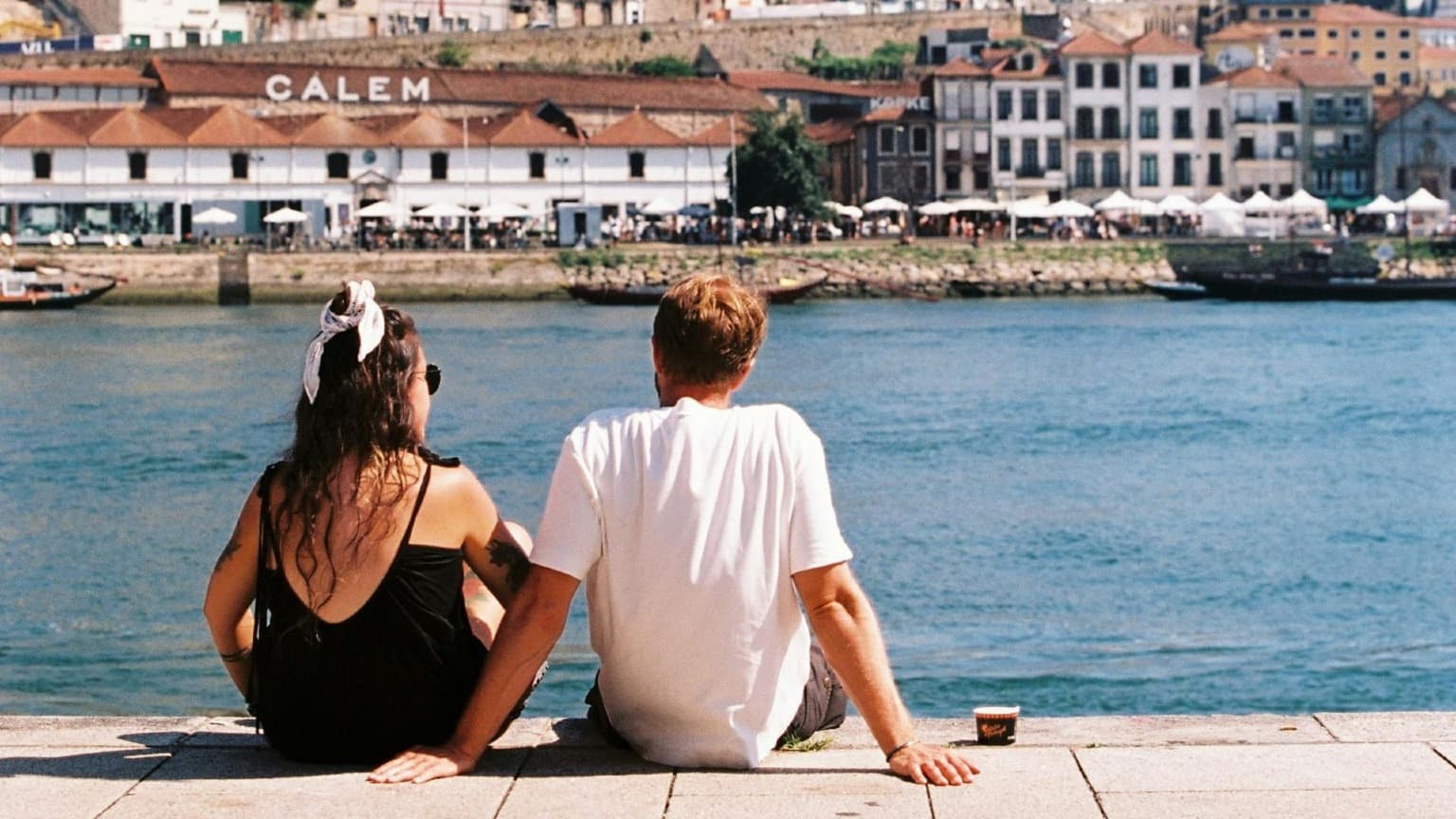 Imagen de novios junto al río