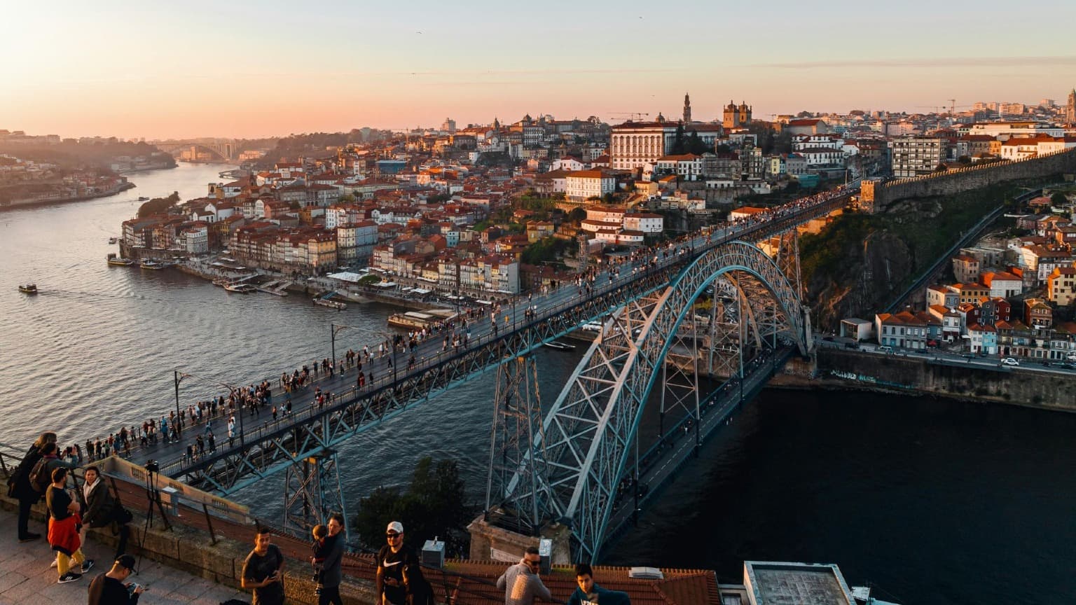 Image of the D. Luis Bridge and the city of Porto