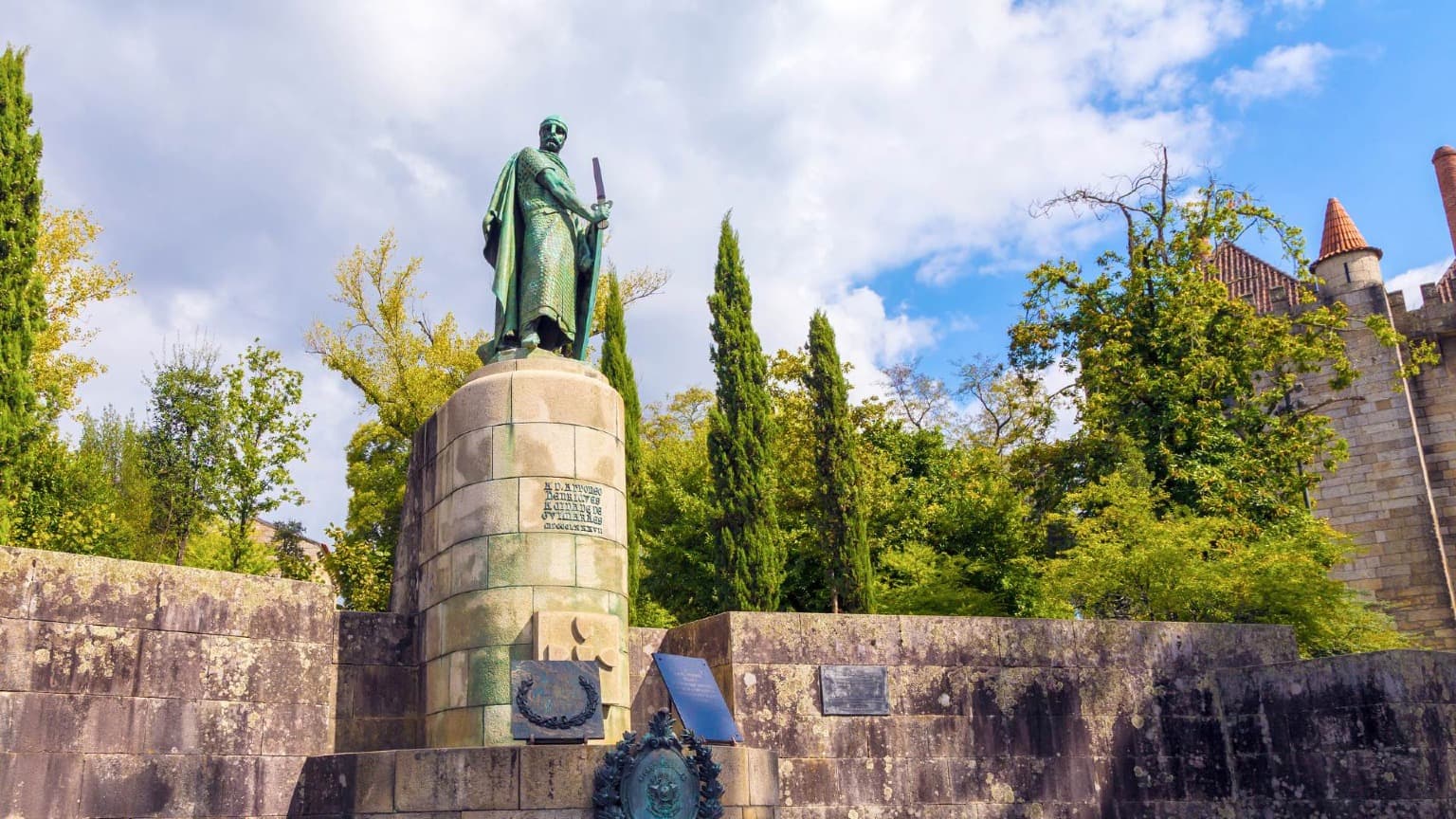 Estátua de D. Afonso Henriques, primeiro rei de Portugal, em Guimarães