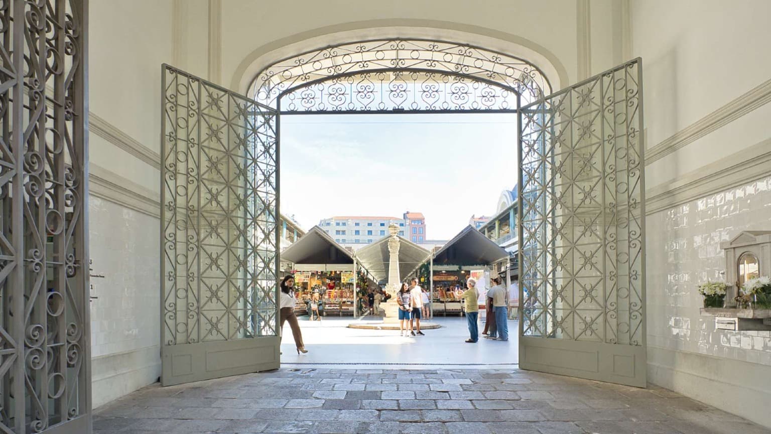 Entrée principale du Mercado do Bolhão à Porto menant à la cour du marché alimentaire historique