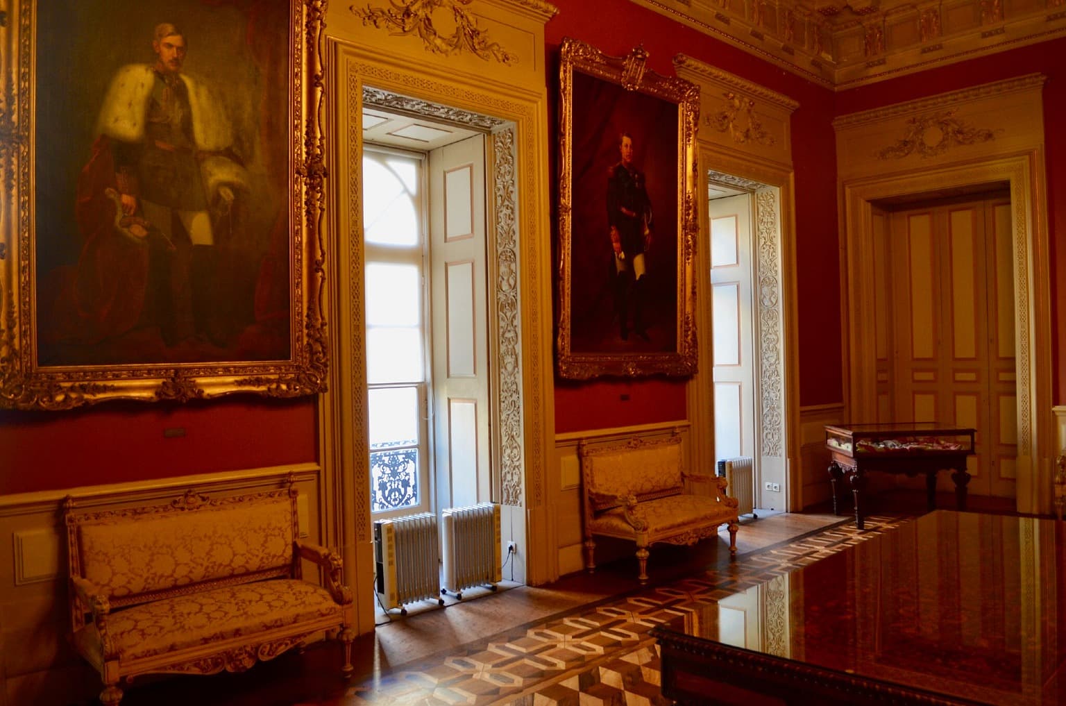 A Sala dos Retratos exibe uma magnífica mesa de Zeferino José Pinto e retratos dos últimos reis e rainhas de Portugal.