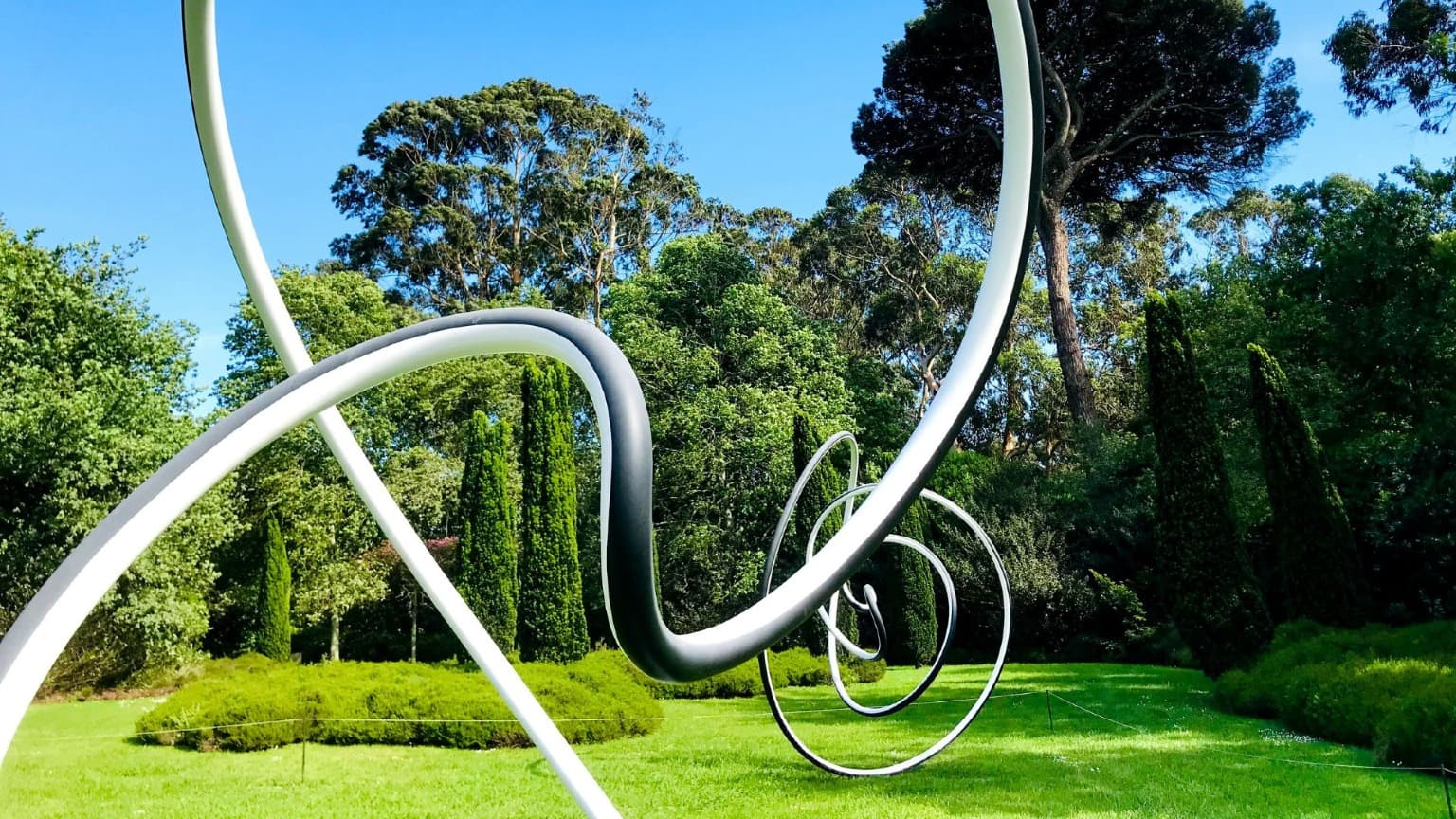Image d'une sculpture intégrée dans les jardins du parc de Serralves