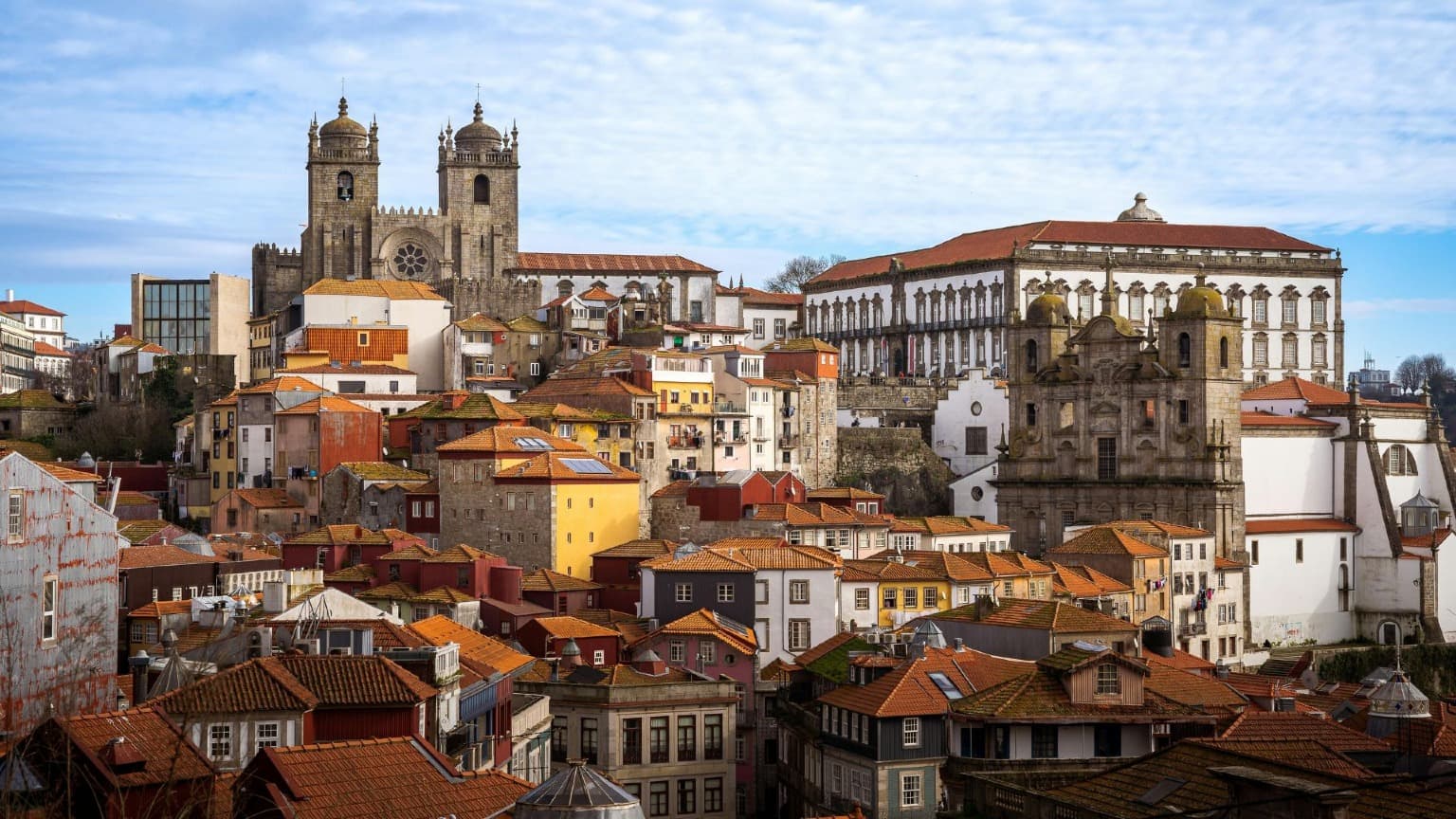 Image de la cathédrale et du centre historique de Porto depuis le Miradouro da Vitória