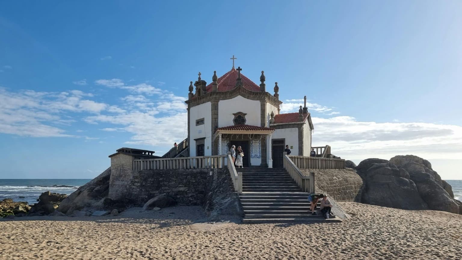 Image de la chapelle Senhor da Pedra sur la plage de Miramar