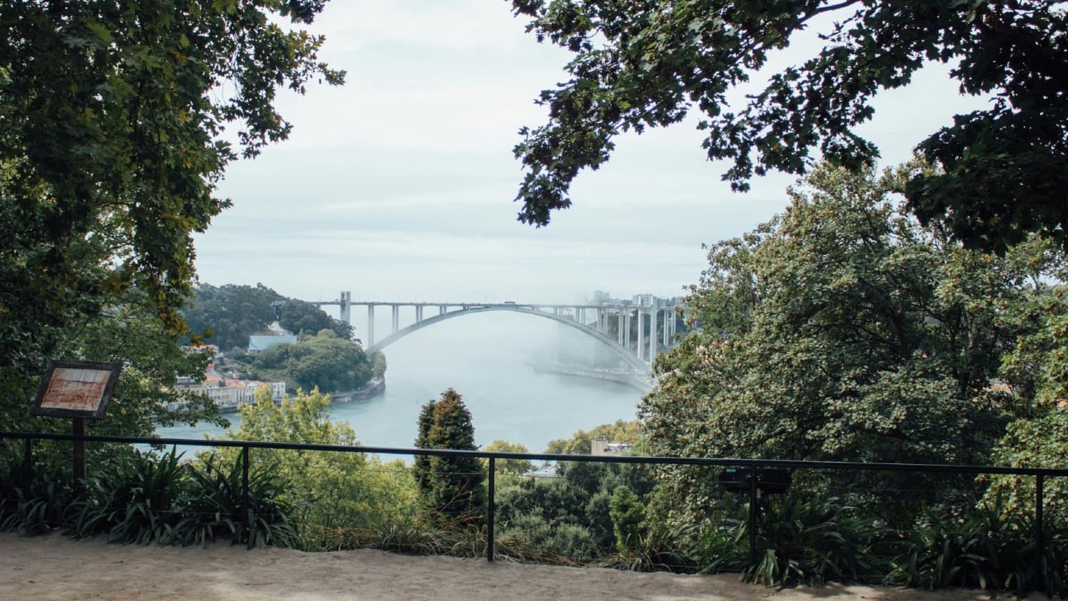 Vue du pont d'Arrábida depuis le Palais de Cristal