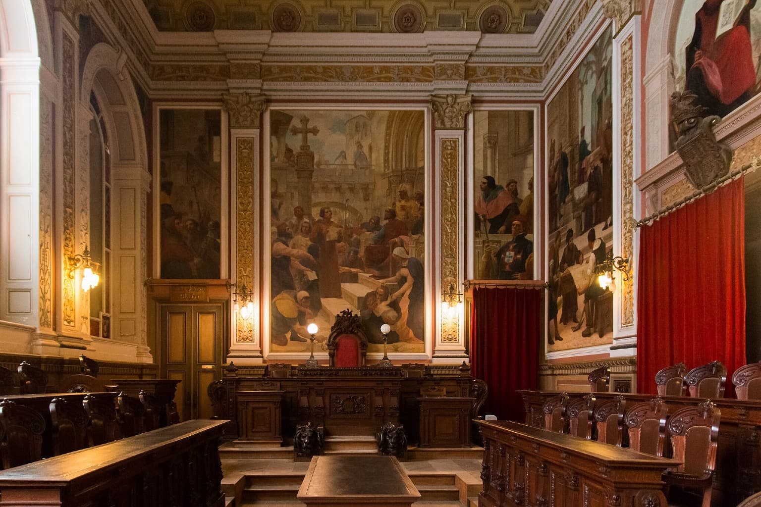 A Sala do Tribunal apresenta pinturas deslumbrantes de Veloso Salgado.