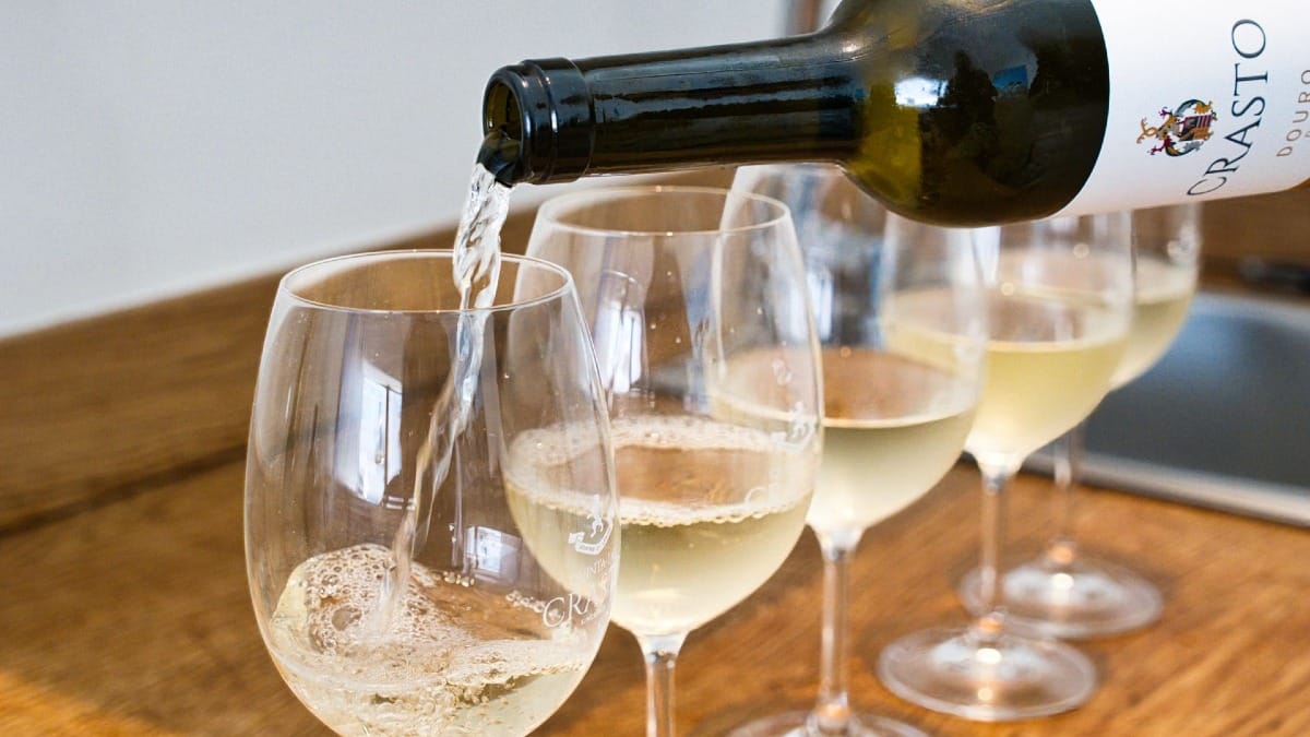 Vinho branco do Douro servido para prova durante o Food Tour da Cooltour Oporto no Porto