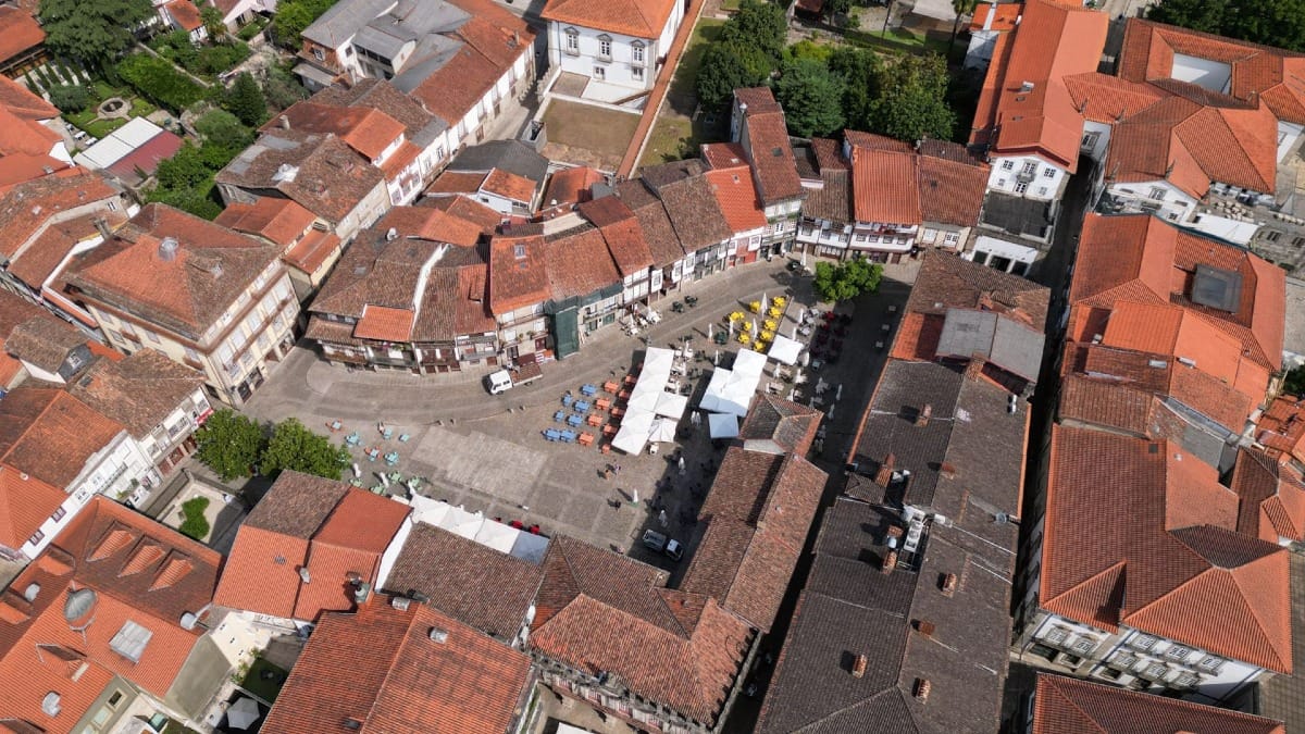 Praça de Santiago, parte da zona medieval classificada como Património Mundial da UNESCO em Guimarães, visitada durante um tour a partir do Porto com a Cooltour Oporto