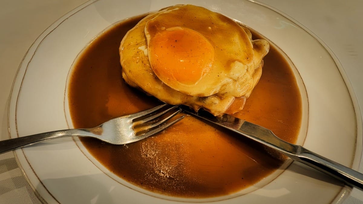 Francesinha original servida no restaurante onde foi criada, incluída no Food Tour da Cooltour Oporto