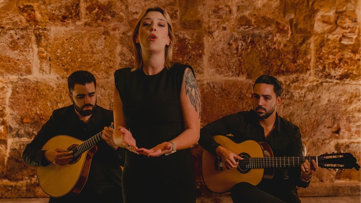 Spectacle de Fado à Lisbonne avec Vin dans un Lieu Historique