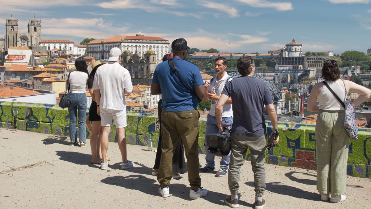 Pequeno grupo com guia da Cooltour Oporto a admirar a paisagem urbana do Porto num walking tour