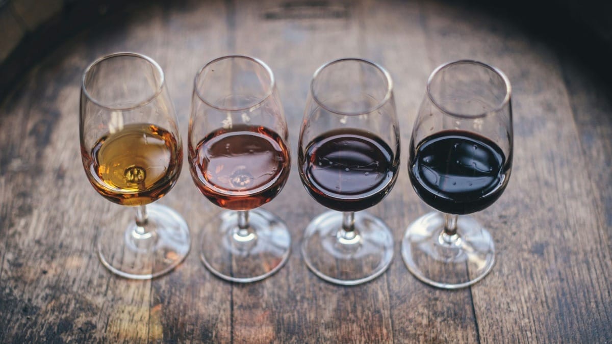 Categorias de vinho do Porto, do branco ao tawny, durante uma prova e visita às caves de vinho do Porto | Cooltour Oporto