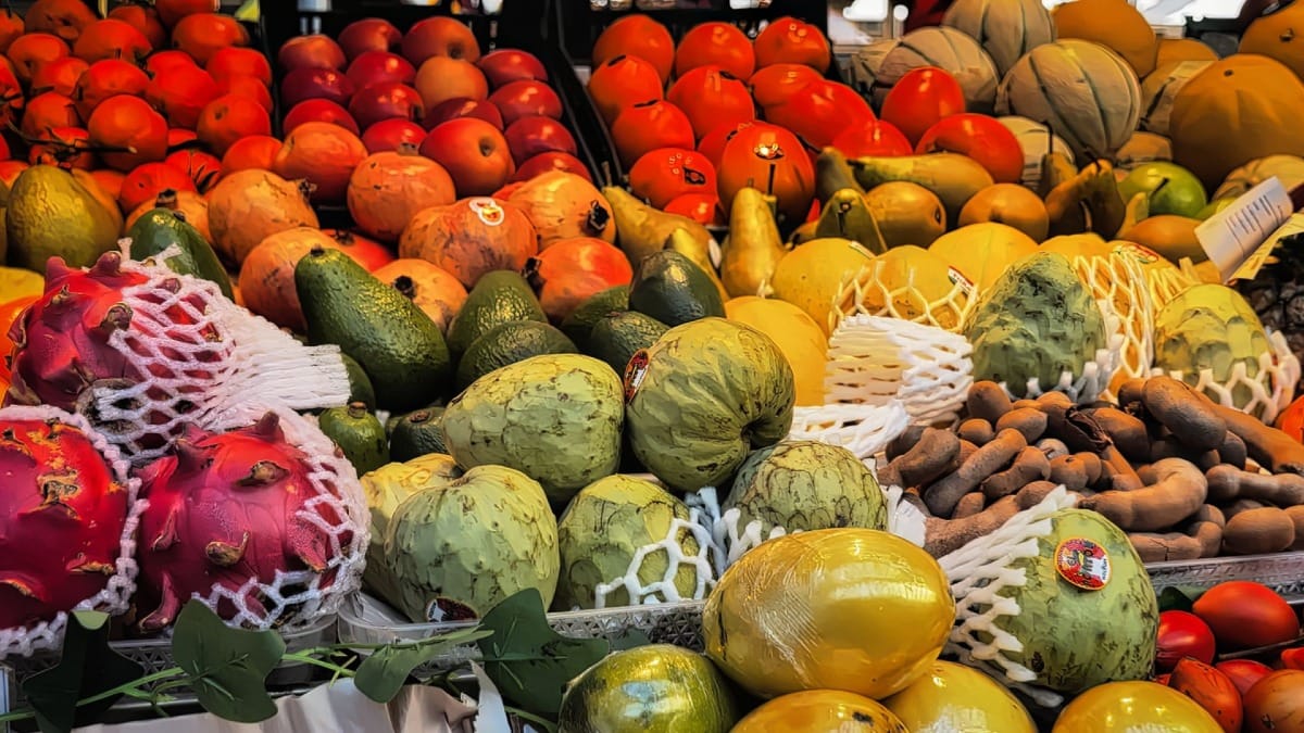 Fruits exotiques colorés exposés dans un marché local animé de Porto, une étape du food tour