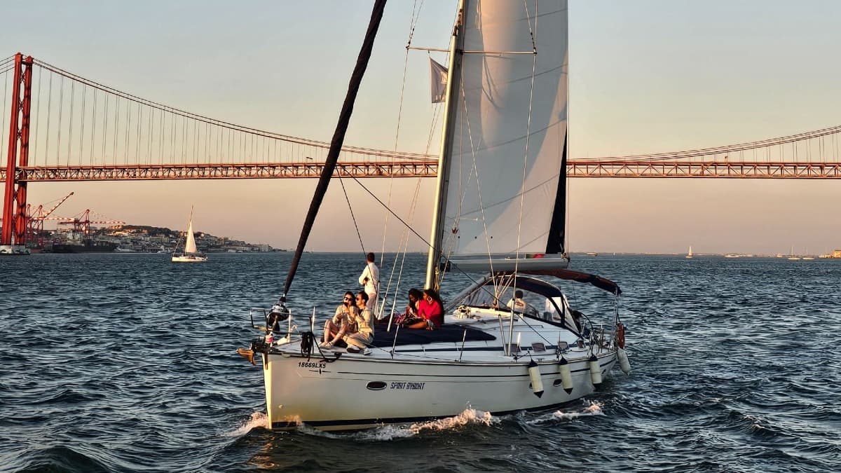 Croisière au Coucher du Soleil en Voilier à Lisbonne avec Boissons