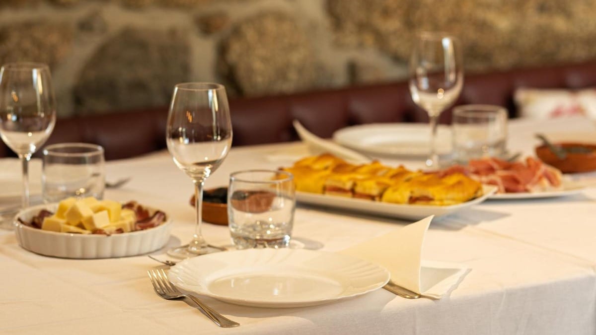 Mesa para prova de vinhos verdes com acompanhamentos | Cooltour Oporto