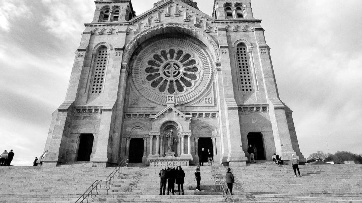 O nosso grupo privado desfruta das vistas do monte de Santa Luzia em Viana do Castelo durante o Tour Privado do Minho da Cooltour Oporto