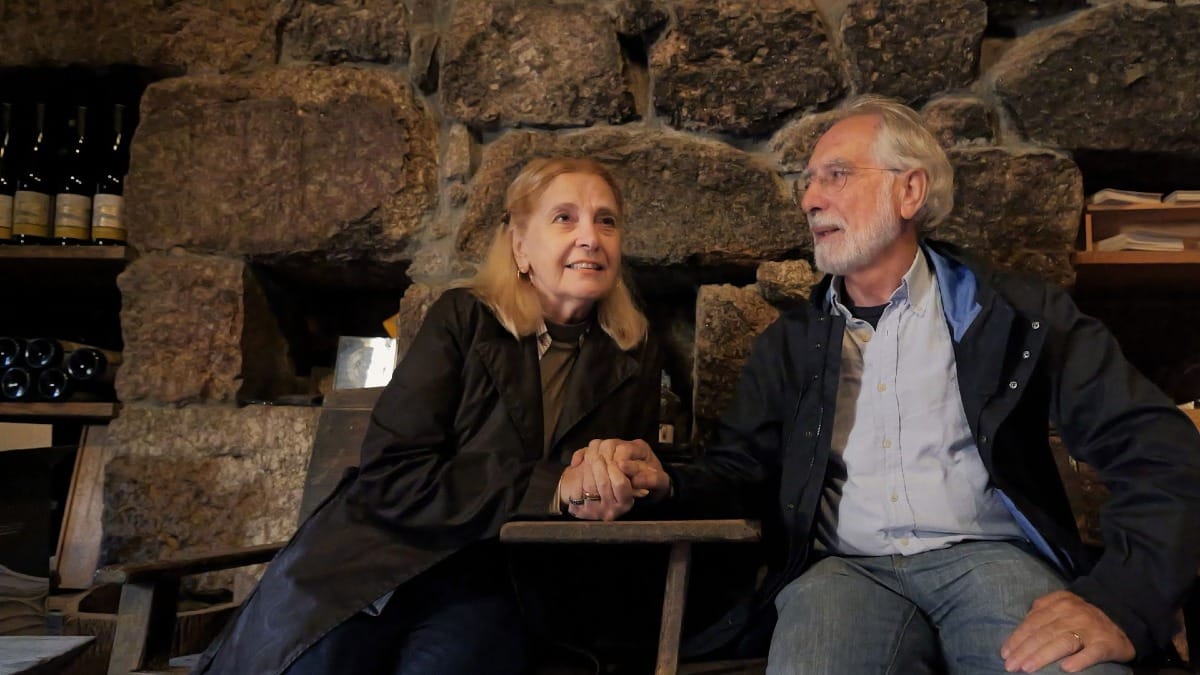 Um casal a desfrutar de uma prova de vinho verde | Cooltour Oporto