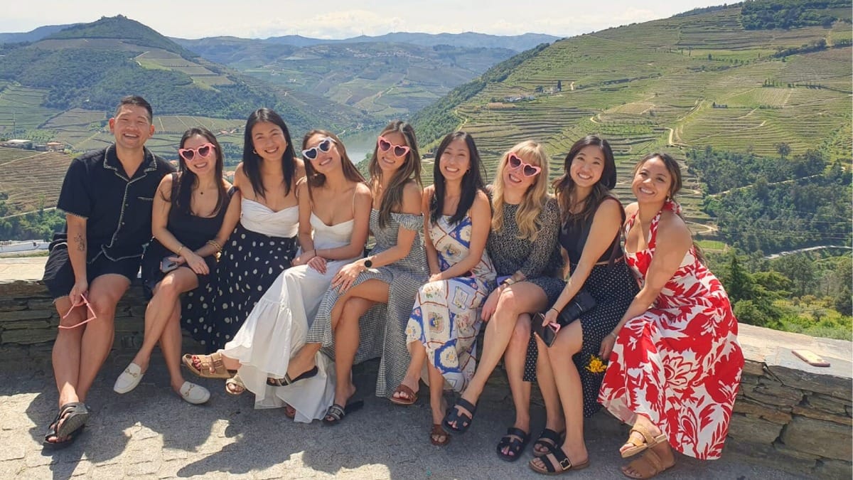Groupe privé profitant d'un point de vue panoramique lors d'une visite personnalisée dans la Vallée du Douro au départ de Porto avec Cooltour Oporto