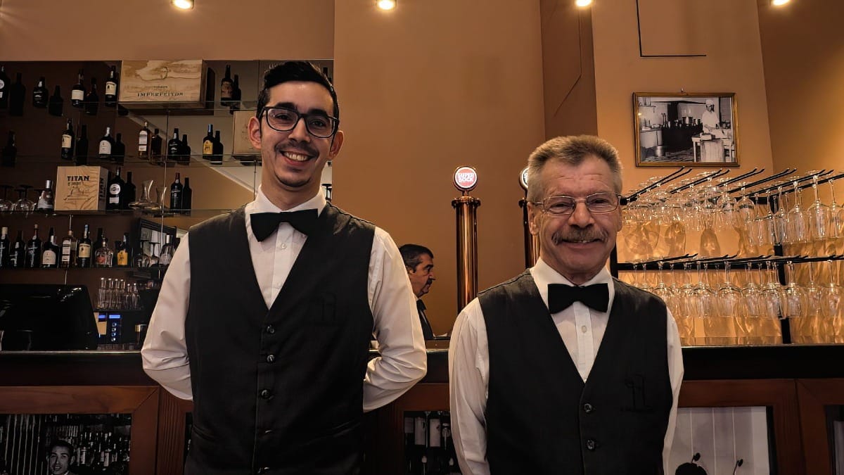 Equipa sorridente no icónico restaurante Regaleira no Porto, berço da sandes Francesinha original